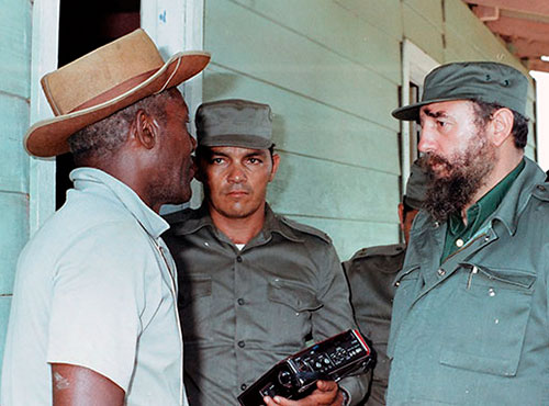 Fidel visitó a la familia Padrón que perdió a varios de sus familiares cuando el río arrasó su vivienda