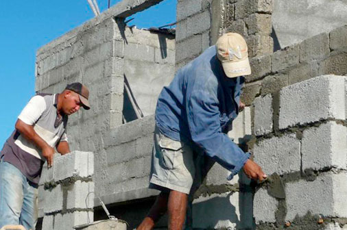 Construcción de viviendas tras el paso del Huracán Michael