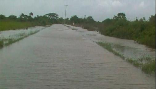 Inundación en el tramo de la carretera que comunica a Isabel Rubio con el municipio cabecera.