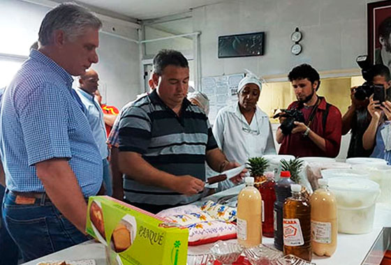 Díaz-Canel en las áreas productivas en la Empresa de Productos Lácteos y Confiterías de Pinar del Río.