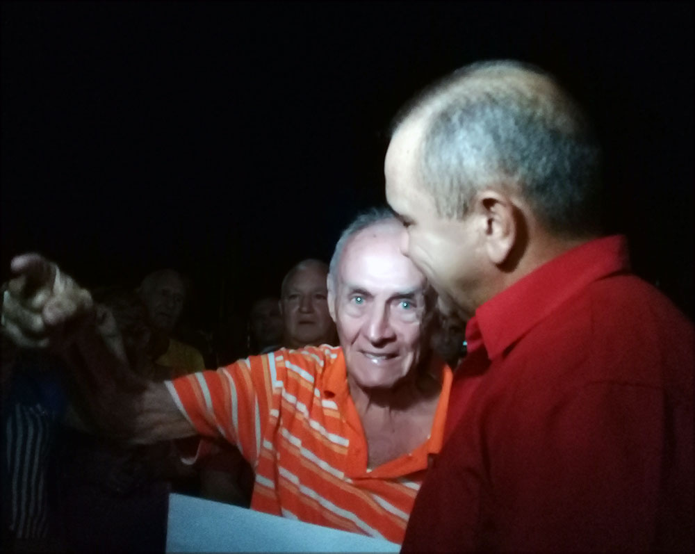 Primer secretario entregan un reconocimiento a Raul Arronte viejo combatiente del 26 de Julio