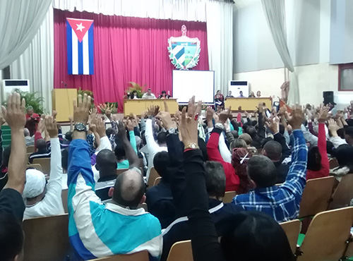 La sesión de la Asamblea Municipal de Pinar del Río se desarrolló en el teatro del politécnico Primero de Mayo de la capital, ciudad que cumplió recientemente el aniversario 150 de ser declarada como tal