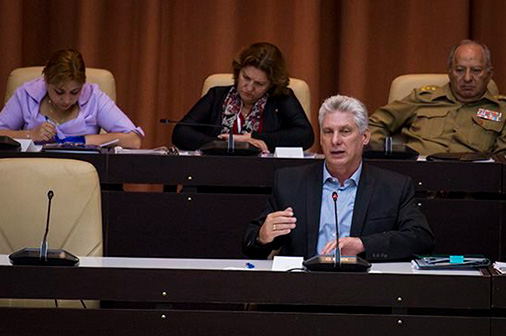 Miguel Díaz-Canel habla al resto de los diputados cubanos. / Foto: Irene Pérez / Cubadebate.