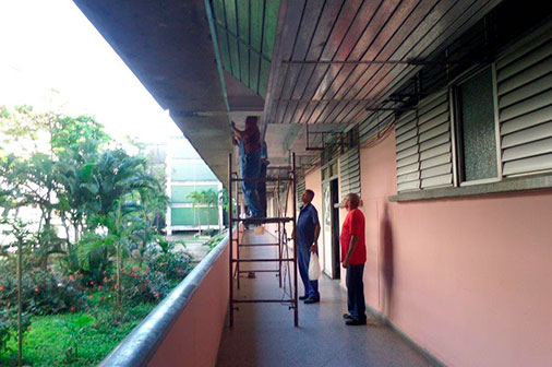 Comienza la colocacion de los falso techos metalicos para el sistema de pasillos del hospiotal